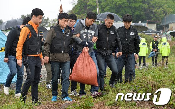 ‘안산 토막살인사건’ 피의자 조성호&#40;30&#41;가 경기도 안산시 대부도 입구 방아머리선착장 부근에서 현장검증을 하고 있다. 2016.5.10/뉴스1 ⓒ News1 이재명 기자