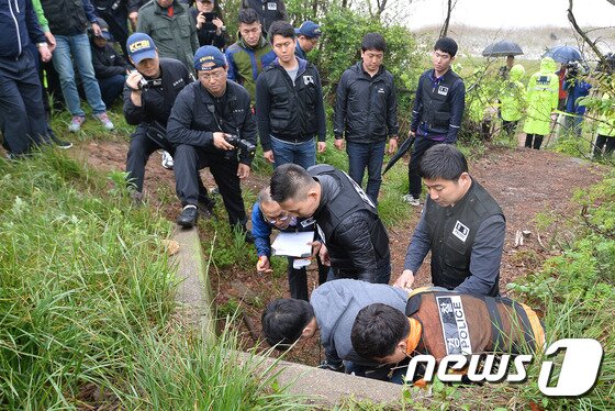 본문 이미지 - ‘안산 토막살인사건’ 피의자 조성호(30)가 10일 오전 경기도 안산시 불도방조제 입구 삼거리에서 현장검증을 하고 있다. 조씨는 지난달 13일 인천 연수구의 한 연립주택 원룸에서 함께 살던 최모씨(40)와 말다툼을 벌이다 망치로 최씨를 살해했다. 또한 조씨는 최씨 시신을 원룸 화장실에서 상·하반신으로 절단한 후 렌터카를 이용해 대부도 일대 2곳에 유기했다. 2016.5.10/뉴스1 ⓒ News1 이재명 기자