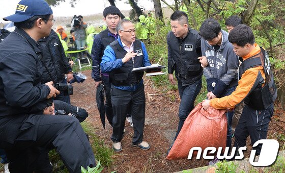 본문 이미지 - ‘안산 토막살인사건’ 피의자 조성호(30)가 10일 오전 경기도 안산시 불도방조제 입구 삼거리에서 현장검증을 하고 있다. 조씨는 지난달 13일 인천 연수구의 한 연립주택 원룸에서 함께 살던 최모씨(40)와 말다툼을 벌이다 망치로 최씨를 살해했다. 또한 조씨는 최씨 시신을 원룸 화장실에서 상·하반신으로 절단한 후 렌터카를 이용해 대부도 일대 2곳에 유기했다. 2016.5.10/뉴스1 ⓒ News1 이재명 기자