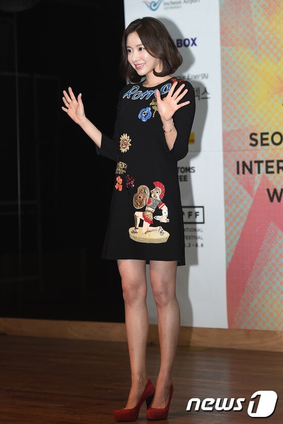 본문 이미지 - 배우 김아중이 10일 오후 서울 한국방송예술교육진흥원 아트홀에서 열린 '제18회 서울국제여성영화제' 공식 기자회견에서 양손을 들어 포즈를 취하고 있다. ⓒ News1star/ 고아라 기자