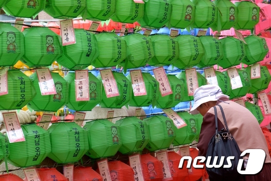 (서울=뉴스1) 윤다정 기자 = 석가탄신일을 나흘 앞둔 10일 오후 서울 종로구 조계사 대웅전 앞에서 한 신도가 기도를 올리고 있다. 2016.5.10/뉴스1
