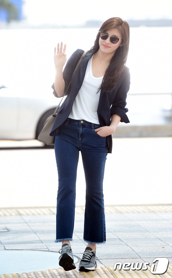 (인천공항=뉴스1스타) 권현진 기자 = 배우 하지원이 한류박람회 참석차 11일 오후 인천국제공항을 통해 중국 선양으로 출국하며 손인사를 하고 있다.