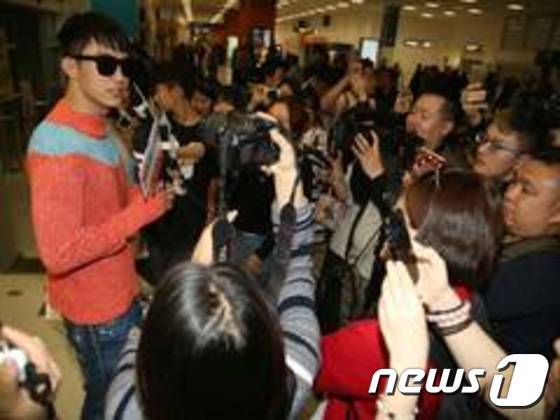 본문 이미지 - 10일(현지시간) 프랑스 니스 공항에 도착한 황징위.(사진출처=펑황망)ⓒ뉴스1