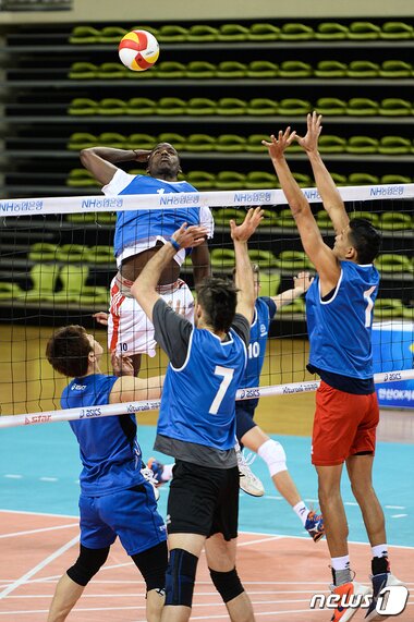 본문 이미지 - 남자부 트라이아웃에 참가한 외국인 선수들이 11일 인천송림체육관에서 연습 경기를 치르고 있다. (한국배구연맹 제공). ⓒ News1