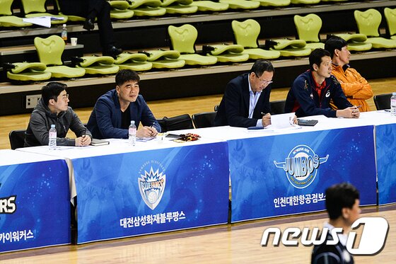 본문 이미지 - 임도헌 삼성화재  감독(왼쪽 두 번쨰)을 비롯해 박기원 대한항공 감독(가운데)  등 각 구단 관계자들이 11일 송림체육관에서 열린 트라이아웃에 참가한 선수들을 면밀히 지켜보고 있다. (한국배구연맹 제공). ⓒ News1