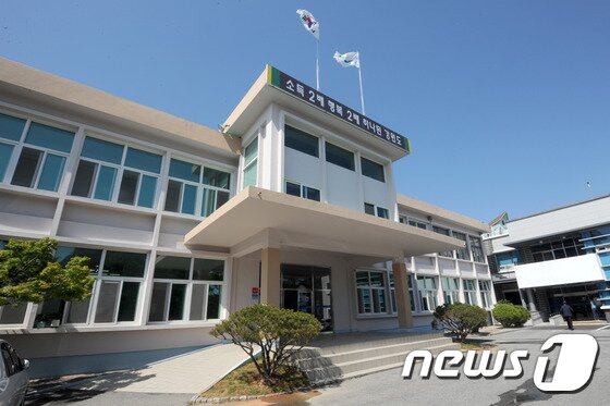 본문 이미지 - 건립된지 50년이 지만 강원도환동해본부 청사 모습. 영동지역 주민 민원 해소를 위한 가능을 하고 있지만, 지역사회에서는 도청의 주요 행정기능을 이동하는 &#39;제2청사&#39; 건립을 요구하고 있다.&#40;뉴스1 DB&#41;
