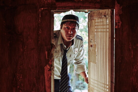 본문 이미지 - 곽도원이 '첫 주연'이라는 말이 무색할 만큼 확실한 연기력으로 극장가 장악에 나섰다ⓒ News1star/ '곡성' 스틸