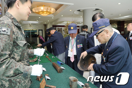 (원주=뉴스1) 권혜민 기자 = 6·25전쟁에 참전했던 한 참전용사가 12일 국방부유해발굴감식단의 참전용사 증언청취 행사가 열리고 있는 원주 웨딩타운을 찾아 전시된 철모를 보며 전 …