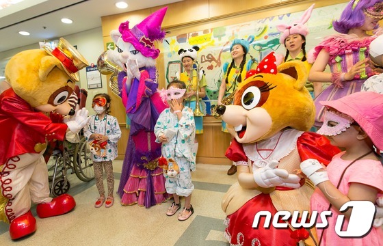 (서울=뉴스1) 조현아  인턴기자 = 12일 롯데월드 어드벤처가 5월 가정의 달을 기념해 서울대 어린이병원에서 ‘드림 페스티벌’ 위문공연을 진행했다. 입원 어린이와 가족들이 롯데월 …