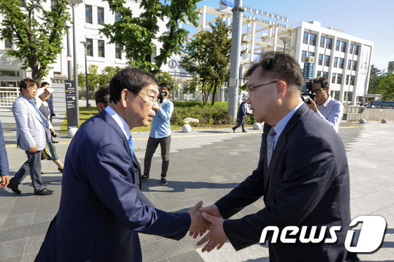 (광주=뉴스1) 황희규 기자 = 박원순 서울시장이 12일 오후 광주 동구 금남로 국립아시아문화전당을 방문해 방선규 국립아시아문화전당장 직무대리와 악수를 하고 있다. 박 시장은 이날 …
