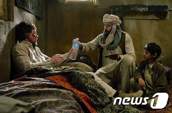 본문 이미지 - 영화 '론 서바이버 '속에서의 루트렐역( 마크 월버그왼쪽)과 굴랍역을 맡은 알리 술라이만(가운데) (영화 캡처)ⓒ News1