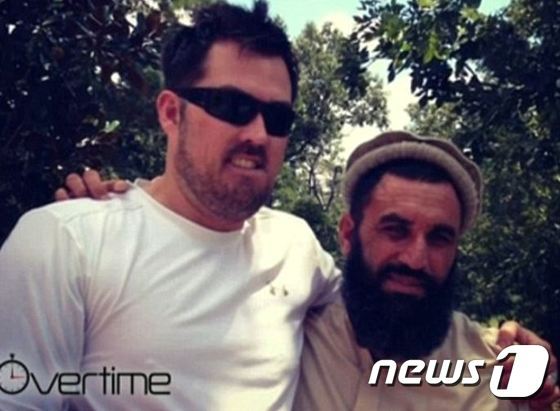 본문 이미지 - 모하메드 굴랍(오른쪽)과 마커스 루트렐 (CBS캡처)ⓒ News1