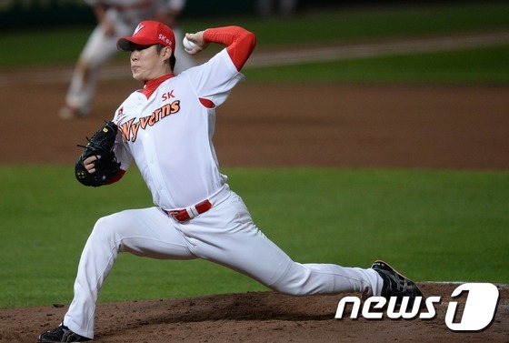 (인천=뉴스1) 오대일 기자 = 12일 오후 인천 SK행복드림구장에서 열린 2016 타이어뱅크 KBO 리그 SK 와이번스와 두산 베어스의 경기에서 9회초 SK 마무리 투수 박희수가 …