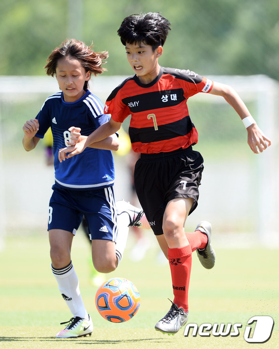 (합천=뉴스1) = 12일 경남 합천군민체육공원에서 진행된 제24회 여왕기 전국여자축구대회 초등부 결승 경북 상대초와 경남 명서초의 경기에서 상대초 전유경(오른쪽)이 명서초 채민주 …