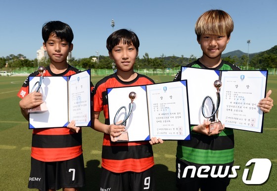 (합천=뉴스1) = 12일 경남 합천군민체육공원에서 열린 제24회 여왕기 전국여자축구대회 초등부 상대초의 우승을 이끈 최우수선수상 전유경(왼쪽) 득점상 박수정(가운데), GK상 황 …
