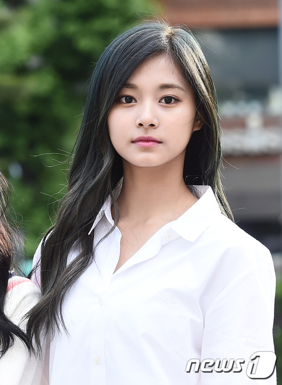 (서울=뉴스1스타) 고아라 기자 = 트와이스 쯔위가 13일 오전 서울 여의도 KBS 신관 공개홀에서 열린 KBS2 '뮤직뱅크'(이하 뮤뱅) 리허설을 위해 방송국으로 들어서 무표정으 …