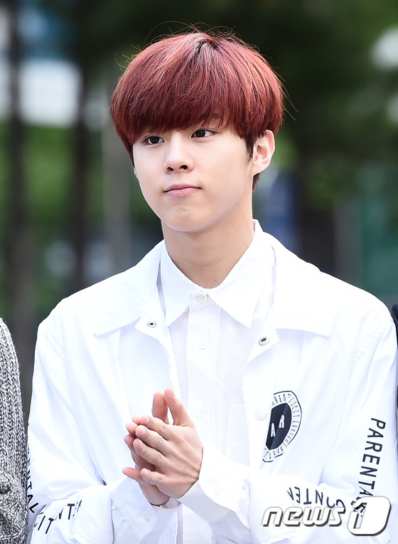 (서울=뉴스1스타) 고아라 기자 = 업텐션 우신이 13일 오전 서울 여의도 KBS 신관 공개홀에서 열린 KBS2 '뮤직뱅크'(이하 뮤뱅) 리허설을 위해 방송국으로 들어서 포즈를 취 …