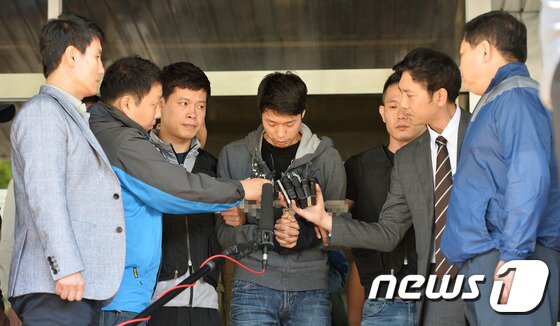 본문 이미지 - 토막살인사건 피의자 조성호(30)가 13일 오전 경기도 안산시 단원경찰서에서 검찰로 송치되기 전 취재진 질문에 답하고 있다.  2016.5.13/뉴스1 ⓒ News1 이재명 기자