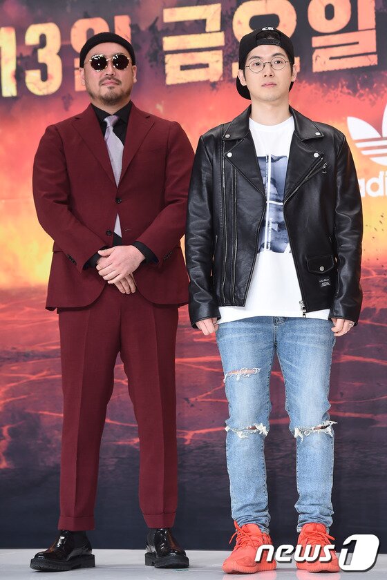 본문 이미지 - 가수 길, 매드클라운(오른쪽)이 13일 오후 서울 영등포 타임스퀘어 아모리스홀에서 열린 Mnet 힙합 서바이벌 프로그램 '쇼미더머니 시즌5 제작발표회에서 정자세로 포즈를 취하고 있다.. ⓒ News1star/ 고아라 기자