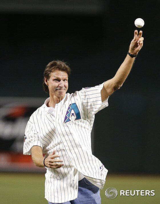 본문 이미지 - 미국 메이저리그 애니조나 다이아몬드백스의 전 투수 랜디 존슨&#40;51&#41;이 12일&#40;현지시간&#41; 애리조나주&#40;州&#41; 피닉스 소재 체이스필드에서 열린 샌프란시스코 자이언츠와의 경기에 앞서 시구를 선보였다. ⓒ 로이터=뉴스1 ⓒ News1 최종일 기자