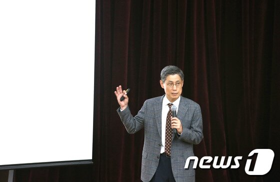 본문 이미지 - 13일 대구경북과학기술원(DGIST)에서 기업가정신에 대해 강연하고 있는 박상일 파크시스템스 대표/사진제공=DGISTⓒ News1