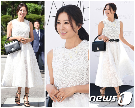 (서울=뉴스1스타) 고아라 기자 = 배우 김희애가 13일 오후 서울 압구정 갤러리아 백화점 EAST에서 열린 '지암바티스타 발리' 단독 매장 오픈 행사에 참석해 화이트 드레스와 스 …