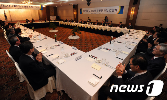 (대구=뉴스1) 이종현 기자 = 13일 오후 대구 수성구 인터불구호텔 대구에서 열린 상공회의소 주최로 열린 20대 국회의원 당선자 초청 간담회에서 권영진 대구 시장이 인사말을 하고 …