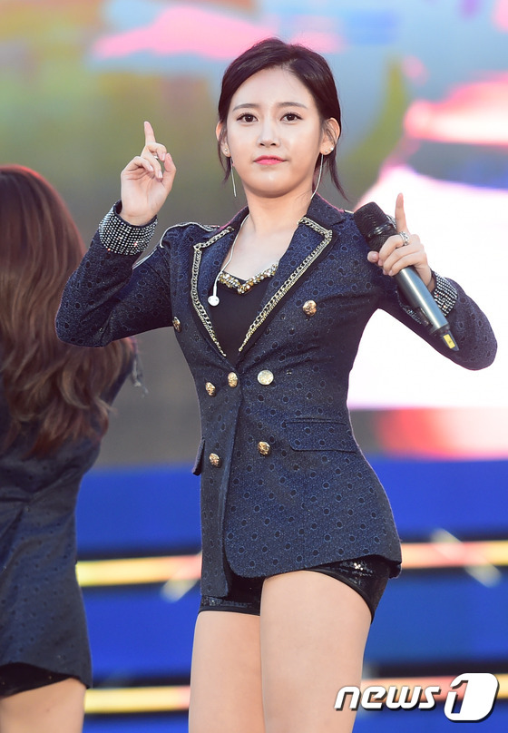 (제주=뉴스1스타) 권현진 기자 = 티아라 소연이 13일 오후 제주 종합경기장에서 열린 ‘케이 팝 인 제주(K-POP in jeju)’ 콘서트에 출연해 화려한 공연을 펼치고 있다. …