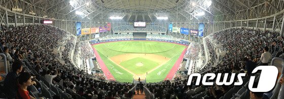 본문 이미지 - 넥센 히어로즈은 2016시즌 새롭게 고척 스카이돔으로 이전하면서 관중수가 전년 대비 40%가 증가했다. /뉴스1 ⓒ News1 구윤성 기자