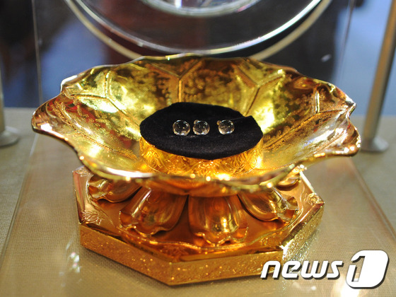 (평창=뉴스1) 정진욱 기자 = 14일 부처님 오시날을 맞아 강원 평창 대한불교조계종 제4교구본사 오대산 월정사에서 봉축법요식이 열리고 있다.부처님 진신사리의 모습. 2016.5. …