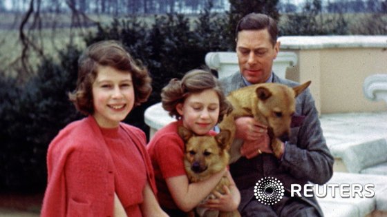 본문 이미지 - 영국 버킹엄궁이 엘리자베스 2세 여왕의 90번째 생일을 기념하기 위해 여왕의 어린 시절 사진을 15일 공개했다. 여왕(좌측)이 동생 마가렛 공주(가운데), 아버지 조지 6세와 함께 했다. ⓒ 로이터=뉴스1 ⓒ News1 최종일 기자