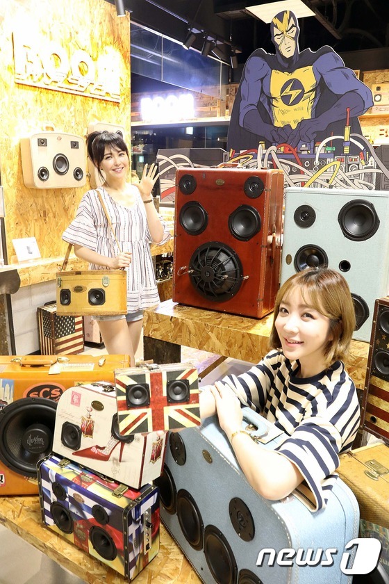 (서울=뉴스1) = 15일 이마트 서울 영등포점 지하 1층 일렉트로마트 내 음향매장에서 모델들이 개성을 살릴 수 있는 '붐마스터'를 선보이고 있다.붐마스터는 수작업 제작 방식으로 …
