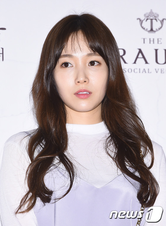 (서울=뉴스1스타) 고아라 기자 = 쥬얼리 전 멤버 박세미가 15일 오후 서울 강남구 더 라움에서 열린 박정아 결혼식 하객으로 참석해 포즈를 취하고 있다.걸그룹 쥬얼리 출신 배우 …