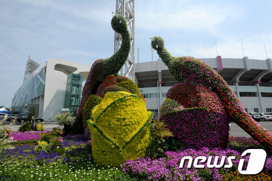 (강릉=뉴스1) 서근영 기자 = 제45회 전국소년체전과 제10회 전국장애학생체전 개회식을 하루 앞둔 16일 강원 강릉시 종합운동장 입구 주변에 꽃 조형물이 설치돼있다.강릉시는 행사 …