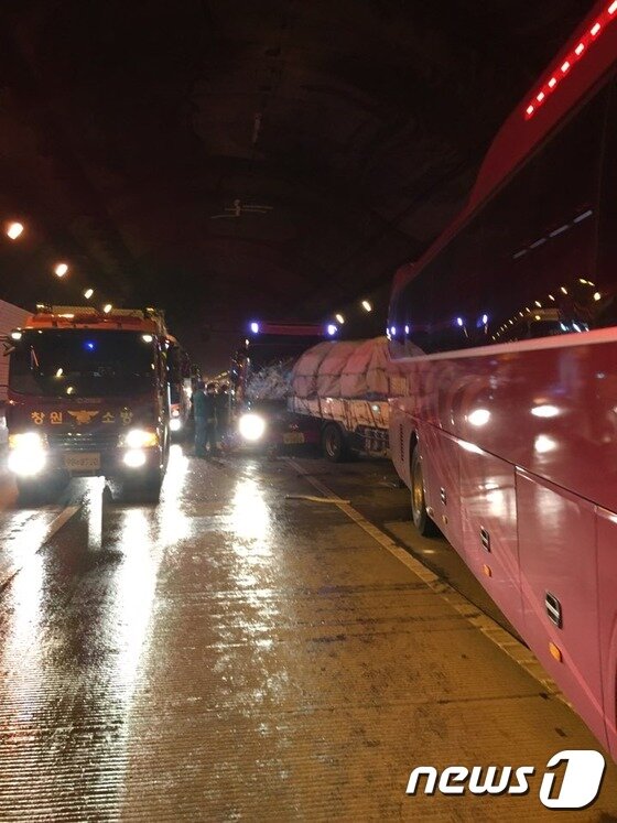 본문 이미지 - 16일 오전 9시48분쯤 경남 창원시 의창구 북면 외감리 남해고속도로 순천방향 창원1터널 안 중간지점에서 9중 추돌사고가 발생해 모닝 승용차에 타고 있던 4명 전원이 숨졌다.(창원소방본부 제공)2016.5.16./뉴스1 ⓒ News1 남경문 기자