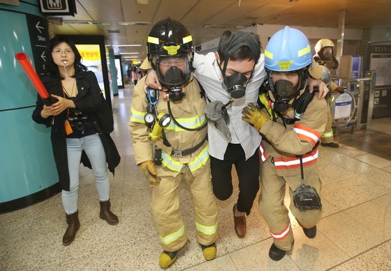 소방관에 커피 기부하자 '부정 청탁' 시비…"무거워 놓고 온 것" 재치 대응