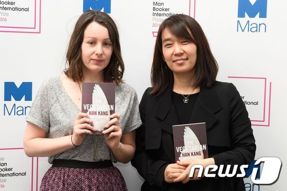 소설가 한강&#40;우측&#41;과 &#39;채식주의자&#39;&#40;영문명 The Vegetarian&#41;를 번역한 영국인 데보라 스미스가 15일&#40;현지시간&#41; 런던에서 진행된 포토콜 행사에서 포즈를 취했다.  ⓒ AFP=뉴스1 ⓒ News1 최종일 기자