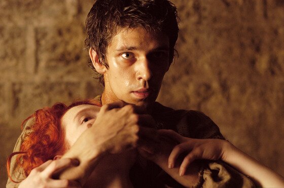 본문 이미지 - 영화 '향수-어느 살인자의 이야기'가 관객들의 성원에 화답해 '그 시절 그 가격' 이벤트를 진행한다.ⓒ News1star/ '향수' 스틸