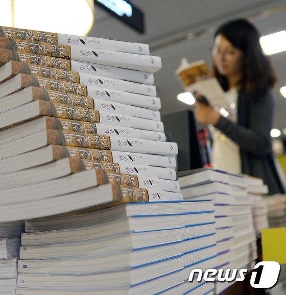 본문 이미지 - 소설가 한강의 연작소설 '채식주의자(The Vegetarian)'가 세계 3대 문학상에 꼽히는 영국의 맨부커상 인터내셔널 부문 올해 수상작에 선정되는 쾌거가 전해진 2016년 5월 17일 서울 종로구 교보문고 광화문점에 소설 '채식주의자'가 비치돼 있다. 2016.5.17/뉴스1 ⓒ News1 오대일 기자