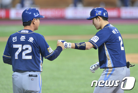 (서울=뉴스1) 신웅수 기자 = 17일 오후 서울 구로구 고척스카이돔에서 열린 2016 프로야구 KBO 리그 넥센 히어로즈와 NC 다이노스의 경기 3회초 NC 공격 1사 3루 상황 …