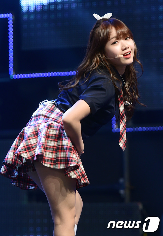 (서울=뉴스1스타) 권현진 기자 = 너무 예뻐 '반칙'아이오아이(I.O.I) 최유정이 16일 오전 서울 서초구 아리랑국제방송에서 열린 케이블 채널 아리랑TV ‘심플리 케이팝’(Si …