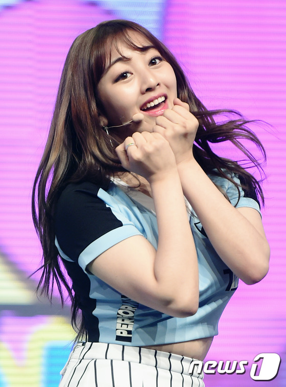 (서울=뉴스1스타) 권현진 기자 = 살 빠지니 더 예쁘죠?트와이스(twice) 지효가 16일 오전 서울 서초구 아리랑국제방송에서 열린 케이블 채널 아리랑TV ‘심플리 케이팝’(Si …