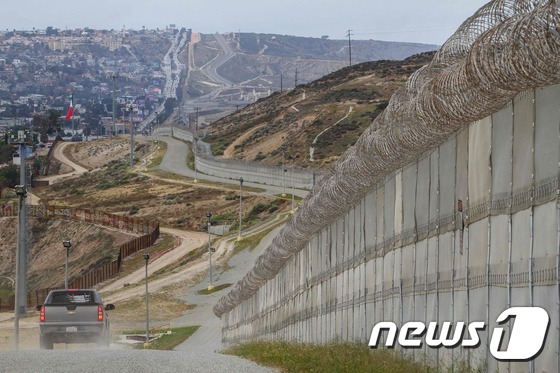 (샌디에이고 AFP=뉴스1) 우동명 기자 = 17일 (현지시간)  캘리포니아 주 샌디에이고의 미국과 멕시코 국경을 가르는 만리장성 같은 거대한 두 개의 펜스가 보인다.ⓒ AFP=뉴 …