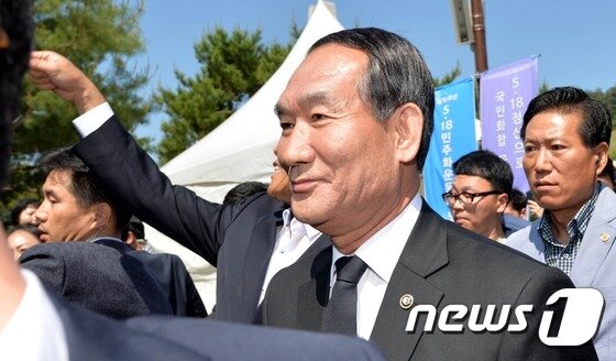 본문 이미지 - 36주년 5·18민주화운동 기념식이 거행된 18일 오전 광주 북구 운정동 5·18민주묘지에서 행사장에 참석하려는 박승춘 보훈처장이 5월 유가족의 항의를 받고 기념식장을 떠나고 있다. 2016.5.18/뉴스1 ⓒ News1 손형주