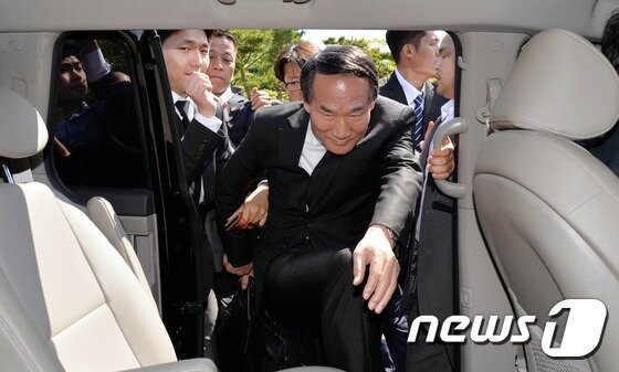 본문 이미지 - 박승춘 국가보훈처장이 18일 오전 광주 북구 운정동 5·18민주묘지에서 열린 제36주년 5·18민주화운동 기념식에 참석하려다 임을 위한 행진곡 제창 불허 입장과 관련한 5.18 유가족들의 항의로 입장하지 못한 채 행사장을 떠나고 있다. 2016.5.18/뉴스1 ⓒ News1 손형주