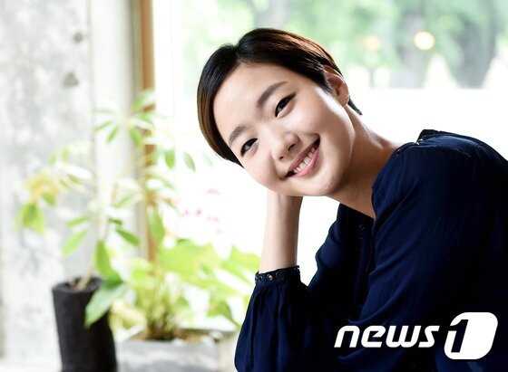 본문 이미지 - 배우 김고은이 최근 서울 삼청동 한 카페에서 진행된 뉴스1스타와의 인터뷰에 앞서 포즈를 취하고 있다. ⓒ News1star / 고아라 기자