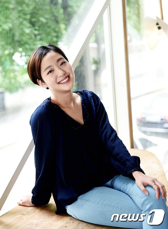 본문 이미지 - 배우 김고은이 최근 서울 삼청동 한 카페에서 진행된 뉴스1스타와의 인터뷰에 앞서 포즈를 취하고 있다. ⓒ News1star / 고아라 기자