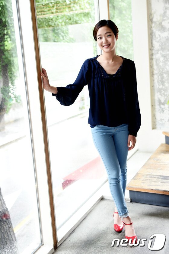 본문 이미지 - 배우 김고은이 최근 서울 삼청동 한 카페에서 진행된 뉴스1스타와의 인터뷰에 앞서 포즈를 취하고 있다. ⓒ News1star / 고아라 기자