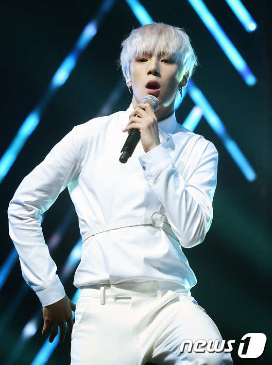 (서울=뉴스1스타) 권현진 기자 = 더 멋져졌죠?몬스타엑스 민혁이 18일 오후 서울 광진구 광장동 예스24 라이브홀에서 세 번째 미니앨범 '더 클랜 파트 1. 로스트(THE CLA …