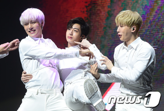 (서울=뉴스1스타) 권현진 기자 = 몬스타엑스 민혁, 형원, 원호(왼쪽부터)이 18일 오후 서울 광진구 광장동 예스24 라이브홀에서 세 번째 미니앨범 '더 클랜 파트 1. 로스트( …